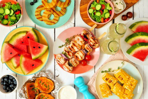 barbecue estivo o scena del tavolo da picnic con vista sul legno bianco - picnic watermelon summer food foto e immagini stock