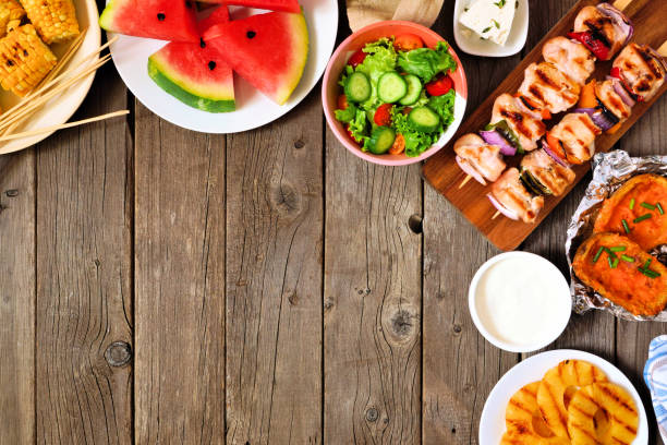 bordure d'angle de bbq ou de pique-nique d'été, vue supérieure au-dessus d'un fond en bois - multi colored picnic dinner lunch photos et images de collection