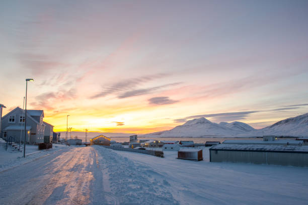 słońce widziane z wyspy hrisey na islandii - nordic countries europe island fjord zdjęcia i obrazy z banku zdjęć