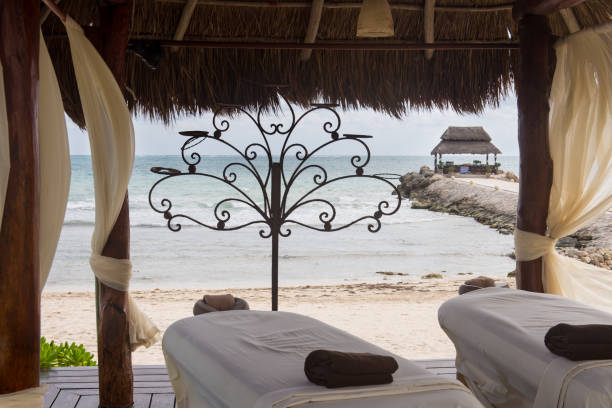 massage booth on the beach - massaging beach cancun massage table imagens e fotografias de stock