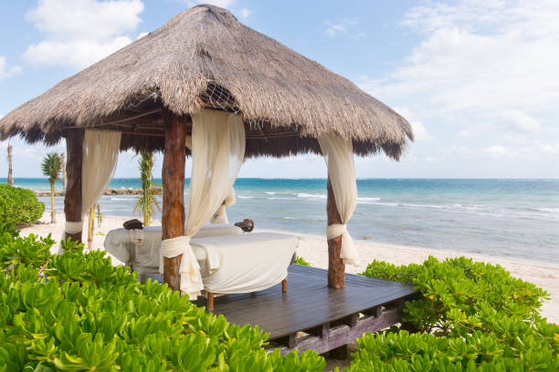 massage booth on the beach - massaging beach cancun massage table imagens e fotografias de stock