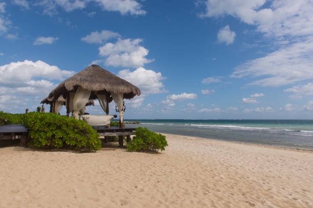массаж бут на пляже - massaging beach cancun massage table стоковые фото и изображения