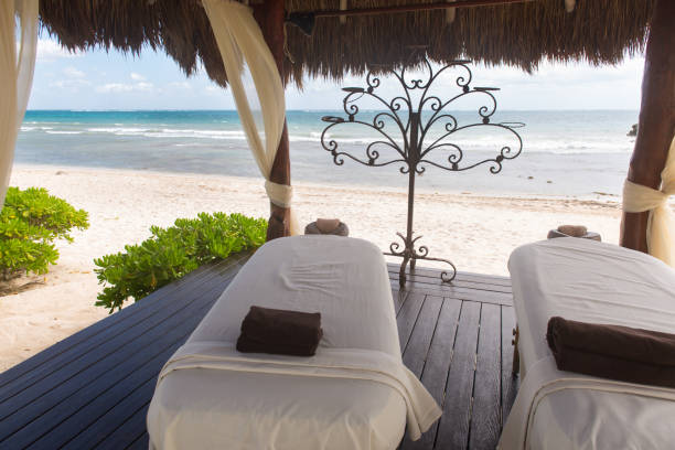 massage booth on the beach - massaging beach cancun massage table imagens e fotografias de stock