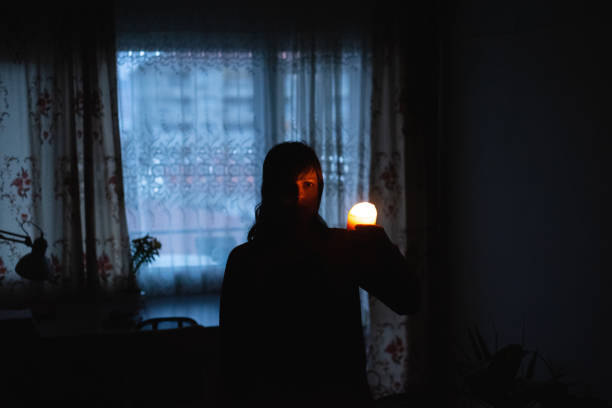 mulher com a vela em casa por causa do corte de poder - lantern wishing sky night - fotografias e filmes do acervo