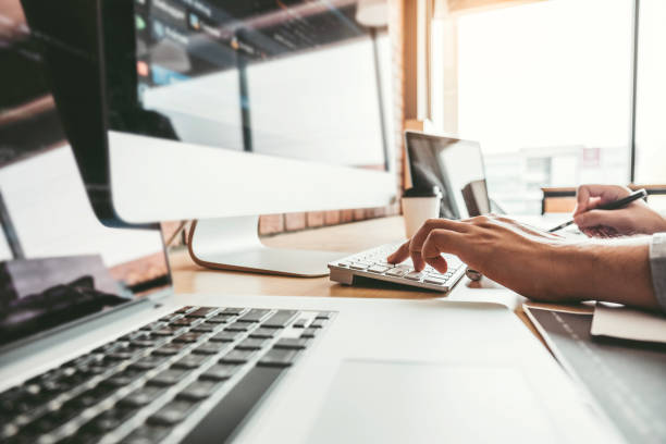 developing programmer development website design and coding technologies working in software company office - página da web imagens e fotografias de stock