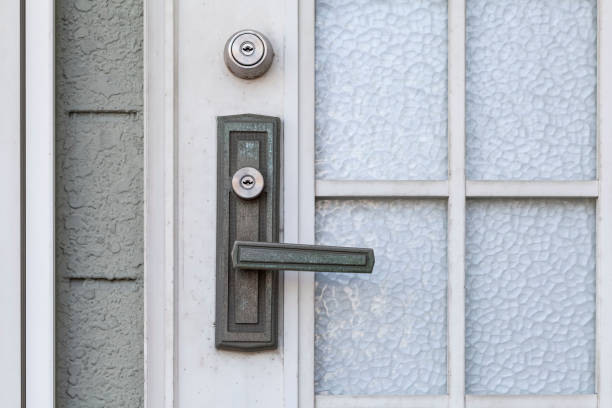 istock Antique door handle and white wood door 1152945584