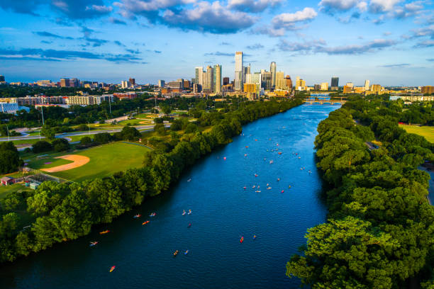 lady bird lake kayakers au-dessus d’austin, texas, usa plaisirs d’été sur le lac - austin texas skyline texas cityscape photos et images de collection