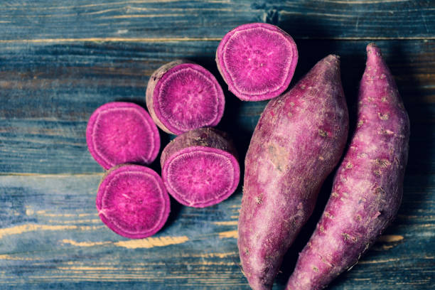 purple sweet potatoes - yam imagens e fotografias de stock