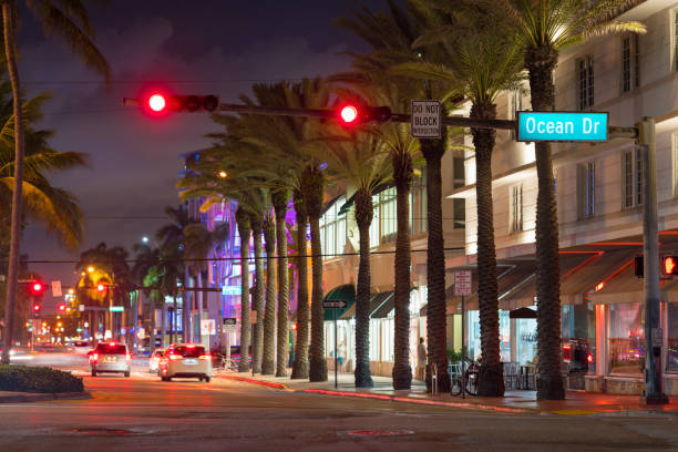 istock Miami Beach intersection 5th street and Ocean Drive red light 1152950349