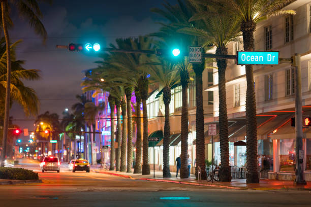 istock Miami Beach intersection 5th street and Ocean Drive green light 1152950360