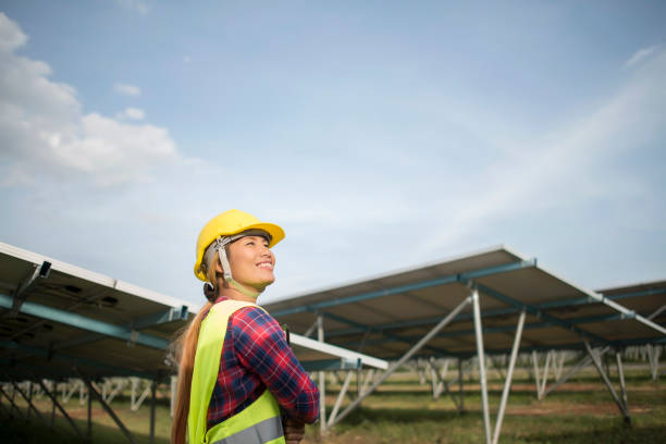 femme électrique d'ingénieur contrôlant et entretien des cellules solaires. - solar panel engineer solar power station women photos et images de collection