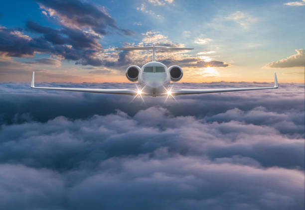 privatjet fliegt über den wolken - firmenflugzeug stock-fotos und bilder