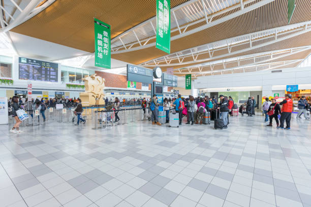 cantado de turistas en la sala de salidas del aeropuerto new shin chitose en hokkaido, japón - new chitose fotografías e imágenes de stock