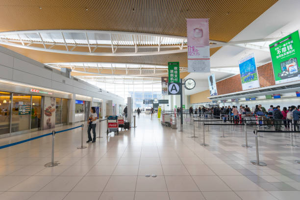 cantado de turistas en la sala de salidas del aeropuerto new shin chitose en hokkaido, japón - new chitose fotografías e imágenes de stock