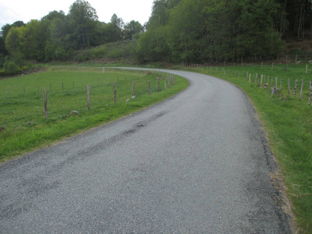 istock Winding country road 1152978598