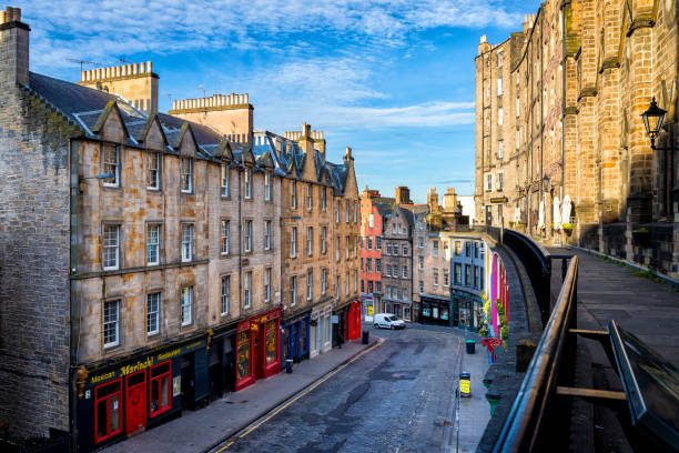 famosa calle victoria en el casco antiguo de edimburgo, escocia, reino unido - edinburgh fotografías e imágenes de stock