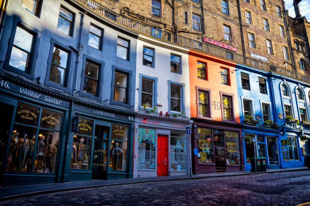 Famously colourful Victoria Street in the Old Town of Edinburgh, Scotland, UK Famously colourful Victoria Street in the Old Town of Edinburgh, Scotland, UK royal mile stock pictures, royalty-free photos & images