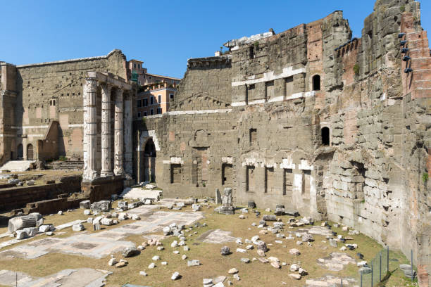 vista mozzafiato del forum di nerva nella città di roma, italia - forum of nerva foto e immagini stock