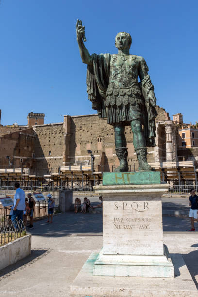 splendida vista della statua di nerva nella città di roma, italia - forum of nerva foto e immagini stock