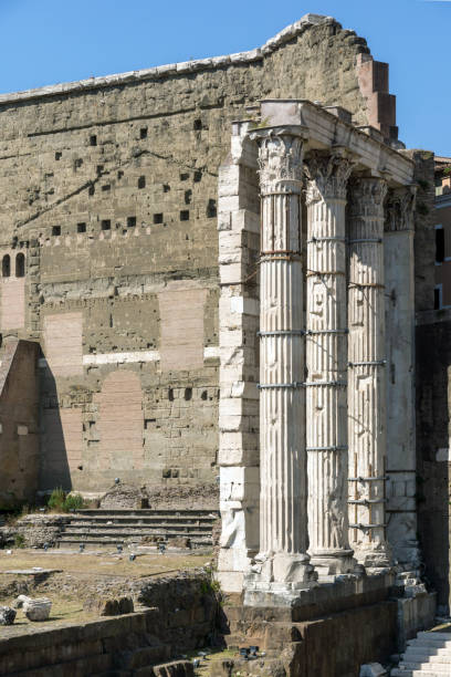 vista mozzafiato del forum di nerva nella città di roma, italia - forum of nerva foto e immagini stock