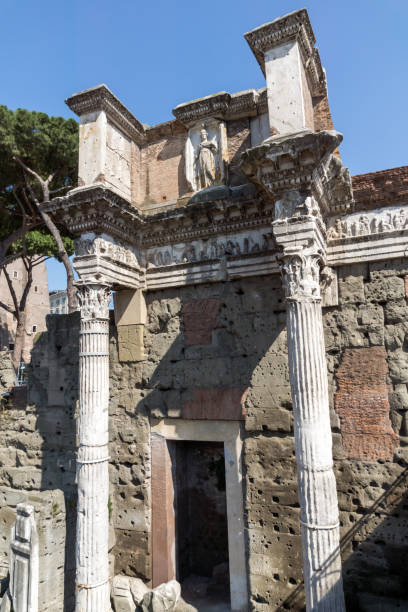 vista mozzafiato del forum di nerva nella città di roma, italia - forum of nerva foto e immagini stock