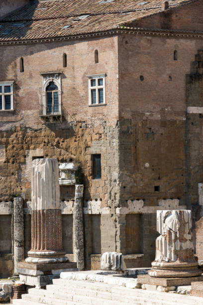 vista mozzafiato del forum di nerva nella città di roma, italia - forum of nerva foto e immagini stock