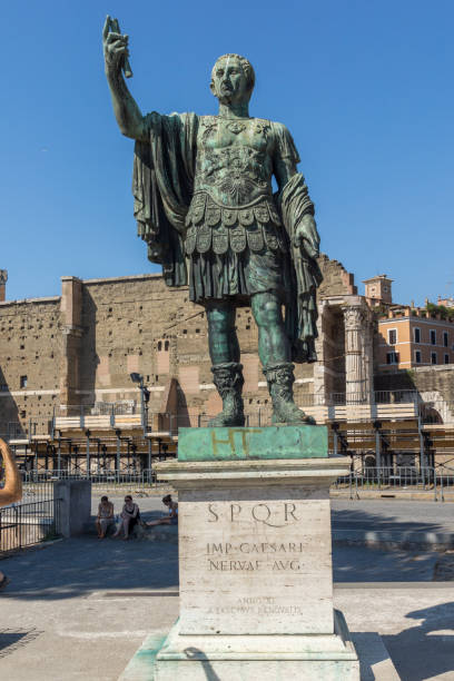 splendida vista della statua di nerva nella città di roma, italia - forum of nerva foto e immagini stock