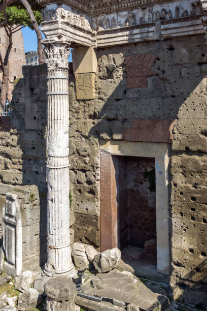 vista mozzafiato del forum di nerva nella città di roma, italia - forum of nerva foto e immagini stock