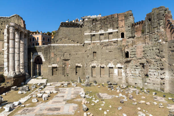 vista mozzafiato del forum di nerva nella città di roma, italia - forum of nerva foto e immagini stock