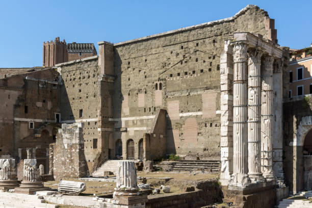 vista mozzafiato del forum di nerva nella città di roma, italia - forum of nerva foto e immagini stock