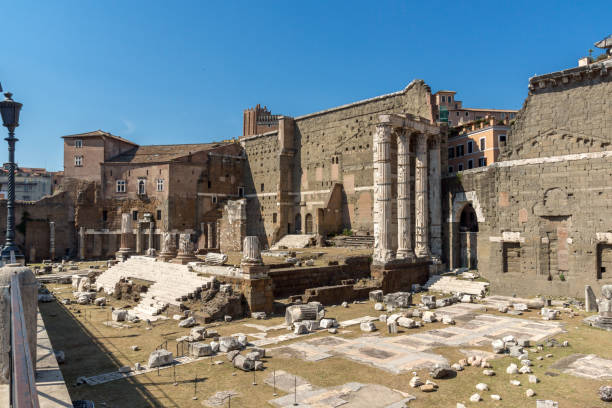 vista mozzafiato del forum di nerva nella città di roma, italia - forum of nerva foto e immagini stock