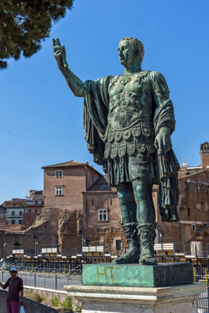 splendida vista della statua di nerva nella città di roma, italia - forum of nerva foto e immagini stock