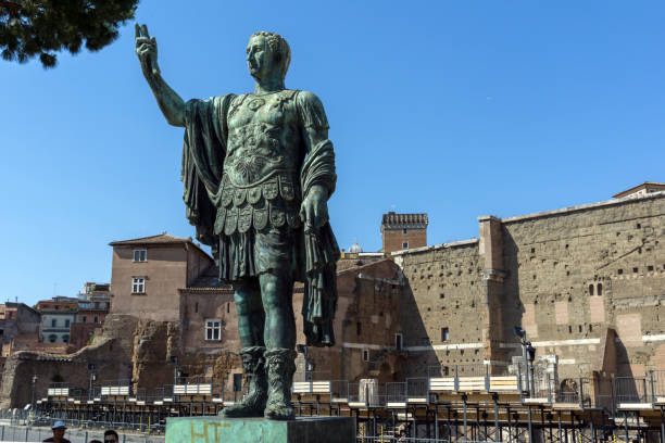 splendida vista della statua di nerva nella città di roma, italia - forum of nerva foto e immagini stock