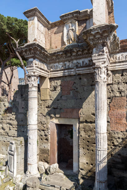 vista mozzafiato del forum di nerva nella città di roma, italia - forum of nerva foto e immagini stock