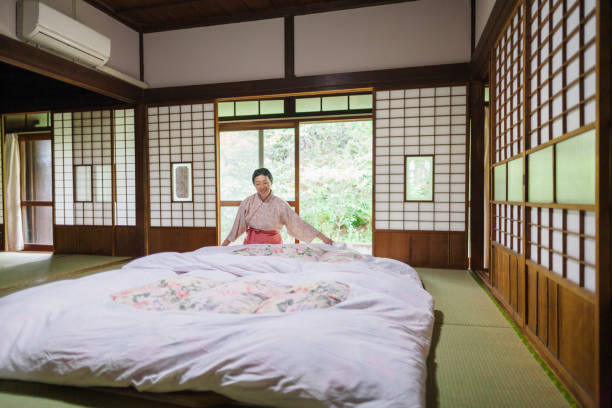 istock Japanese inn worker tidying up room 1153000722