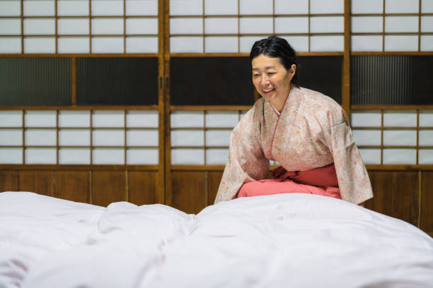 istock Japanese inn worker tidying up room 1153003157