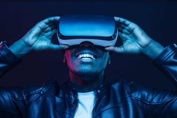 homme africain portant le casque de réalité virtuelle ayant le grand amusement - eyewear eyesight new personal accessory photos et images de collection
