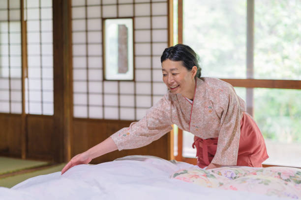 istock Japanese inn worker tidying up room 1153003928