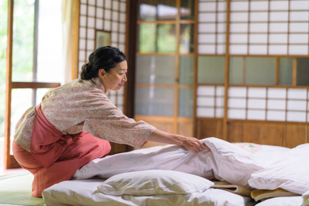 istock Japanese inn worker tidying up room 1153003992