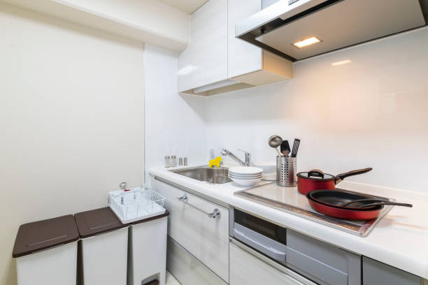 nowoczesny blat kuchenny w małym mieszkaniu - small domestic kitchen apartment rental zdjęcia i obrazy z banku zdjęć