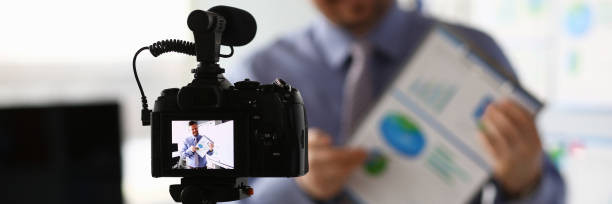 istock Male in suit and tie show stats graph pad 1153004936
