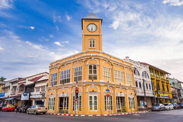 stare miasto phuket ze starymi budynkami wieży zegarowej w stylu portugalskim sino jest bardzo znanym miejscem turystycznym phuket. - elegance people traveling architecture asia zdjęcia i obrazy z banku zdjęć