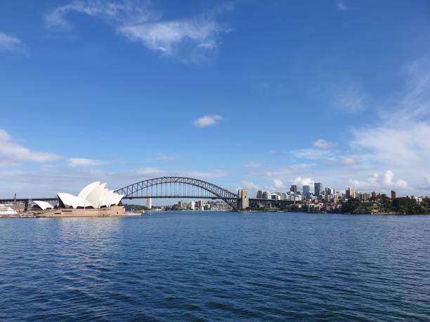 casa de ópera de sydney e ponte do porto - sydney harbor panoramic sydney australia skyline - fotografias e filmes do acervo