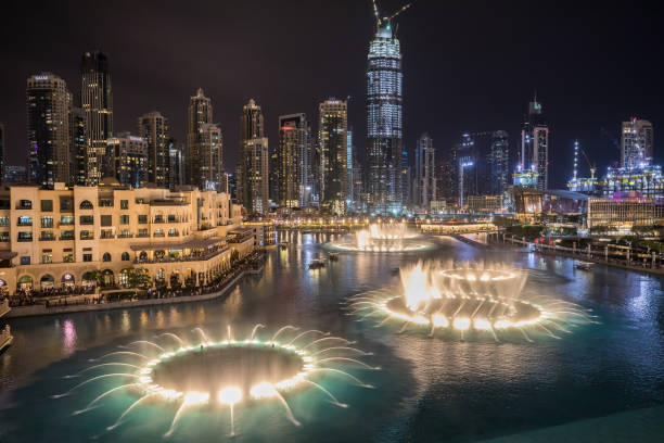 дубайские фонтаны, дубай, оаэ - dancing fountains стоковые фото и изображения