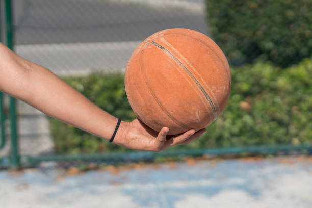 농구를 개최 하는 젊은 남자 - men summer passing tossing 뉴스 사진 이미지