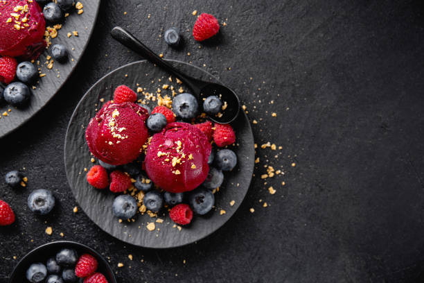 boules de crème glacée rafraîchissante de baies sur la plaque - fruit strawberry blueberry berry fruit photos et images de collection