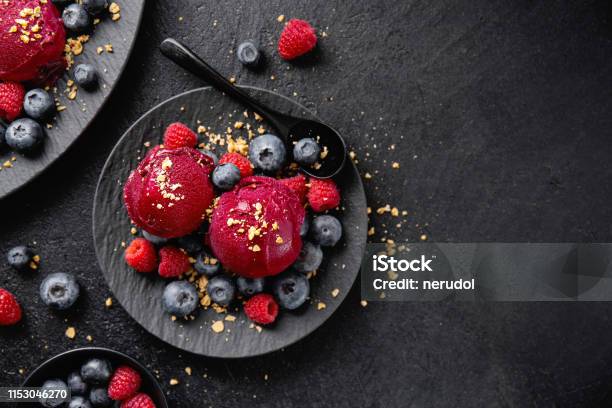 Berry Verfrissende Ijs Scoops Op Plaat Stockfoto en meer beelden van Nagerecht - Nagerecht, Gourmet eten, Chic dineren