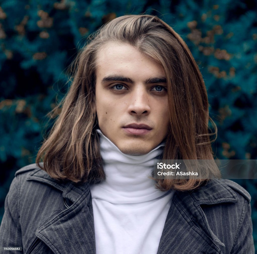 Hombre joven con ropa casual - Foto de stock de Cabello largo libre de derechos