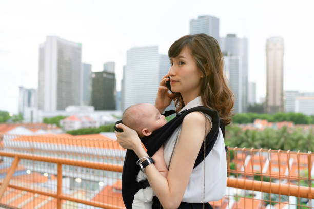 젊은 아시아의 중국의 어머니 여행 the 도시 혼자와 아기에 견인에 작업 동안 이동 - travelogue 뉴스 사진 이미지