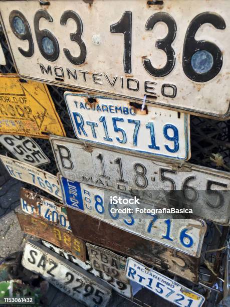 Gamla Rostiga Bil Skyltar Till Salu I Montevideo Uruguay-foton och fler bilder på Bakgrund